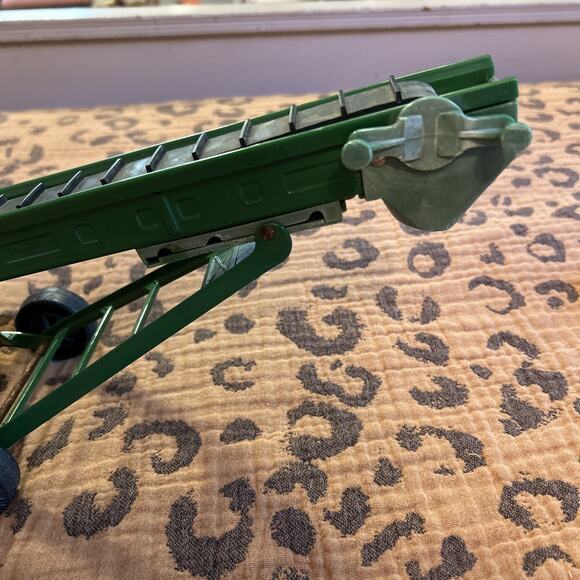 1/16 Scale ERTL John Deere Metal Hay Elevator *damaged but works - Picture 2 of 9